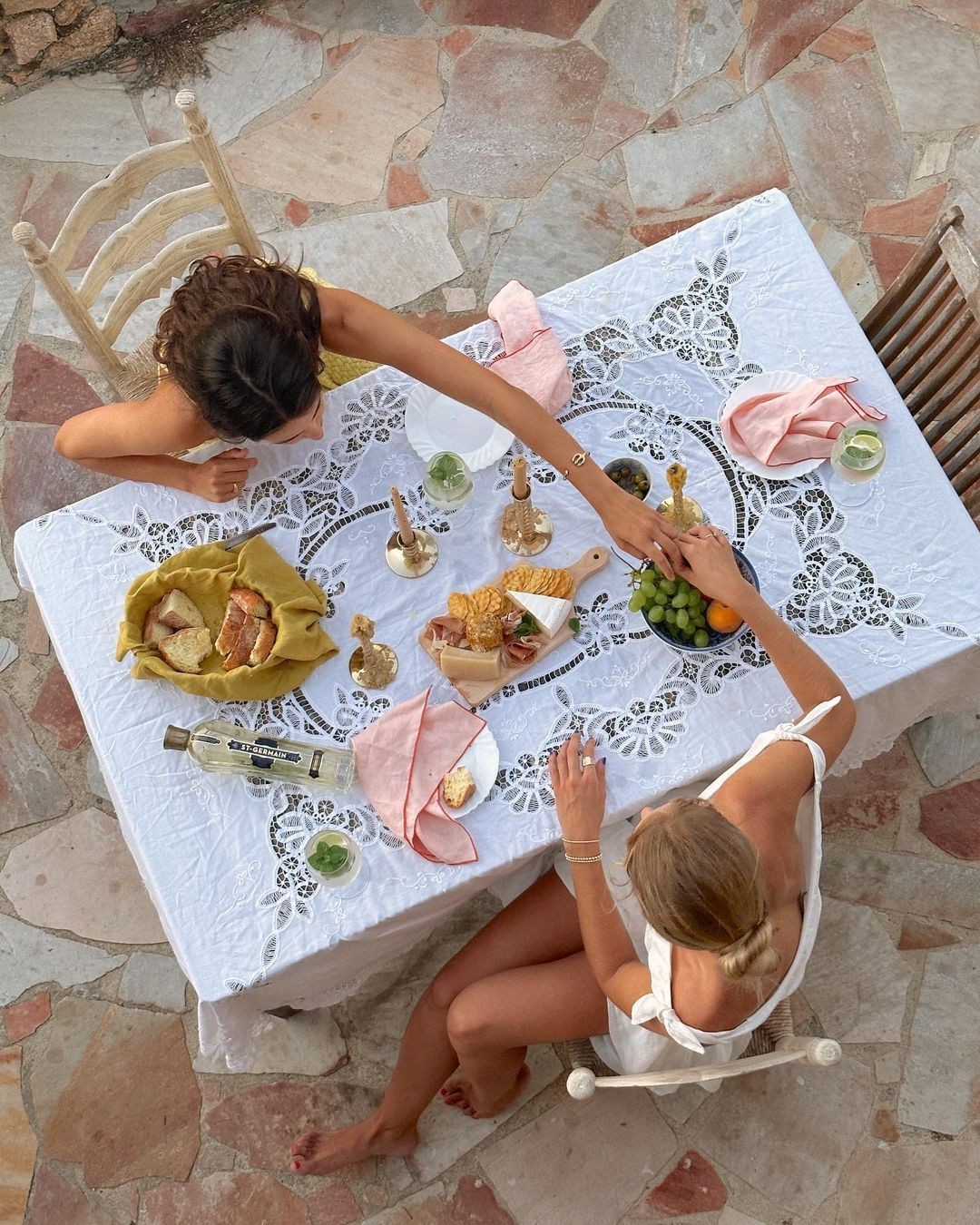 2 friends dejeuner table provence